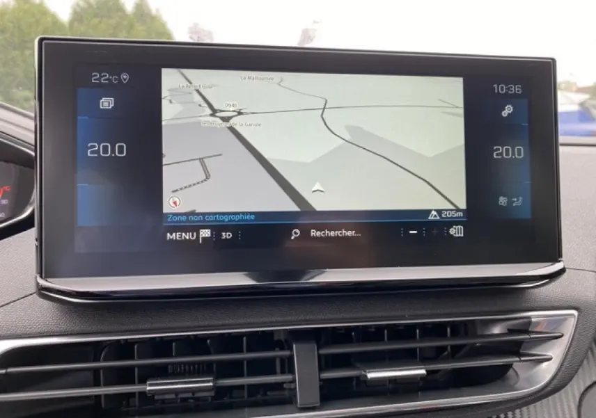 Écran tactile central du tableau de bord du Peugeot 3008 noir Perla Nera 2021 affichant la navigation GPS.