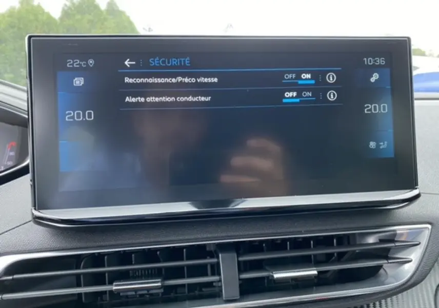 Écran tactile central du tableau de bord du Peugeot 3008 noir Perla Nera, affichant les réglages de sécurité et la climatisation.