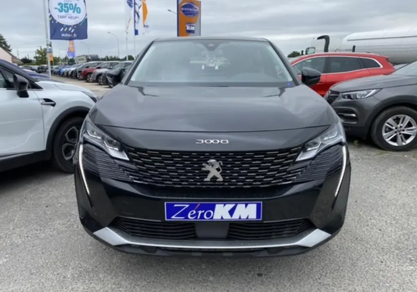 Vue frontale d'un Peugeot 3008 noir Perla Nera 2021 avec calandre distinctive et plaque Zero KM visible.