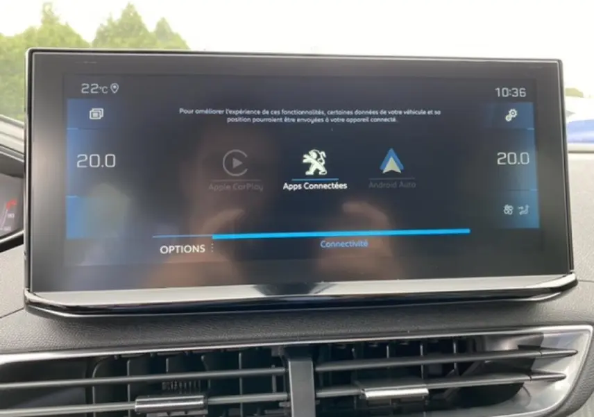 Écran tactile central du Peugeot 3008 Allure 2021 affichant les options de connectivité et la température à 20°C.
