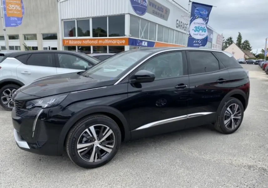 Peugeot 3008 noir perla nera vue de profil côté gauche, avec jantes alliage et détails chromés sur la carrosserie.