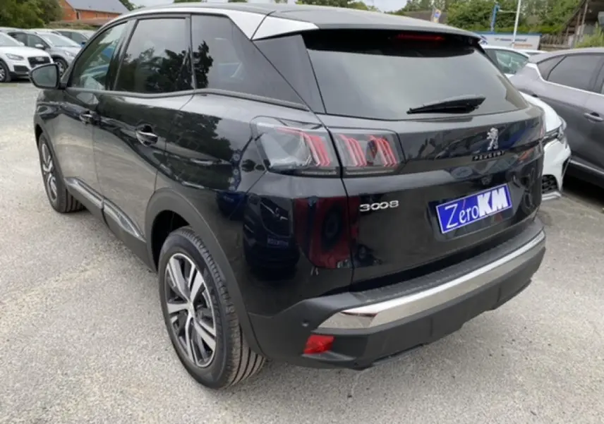 Vue 3/4 arrière droite d'un Peugeot 3008 noir Perla Nera 2021 avec feux arrière à griffes et jantes alliage.