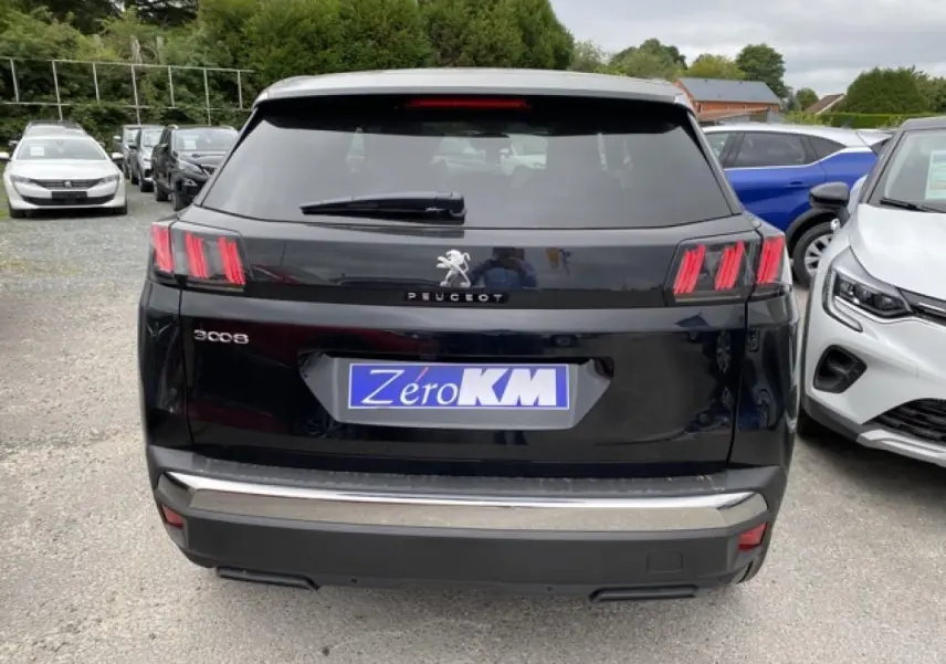 Vue arrière d'un Peugeot 3008 noir Perla Nera 2021, avec feux arrière à griffes rouges et plaque Zero KM.