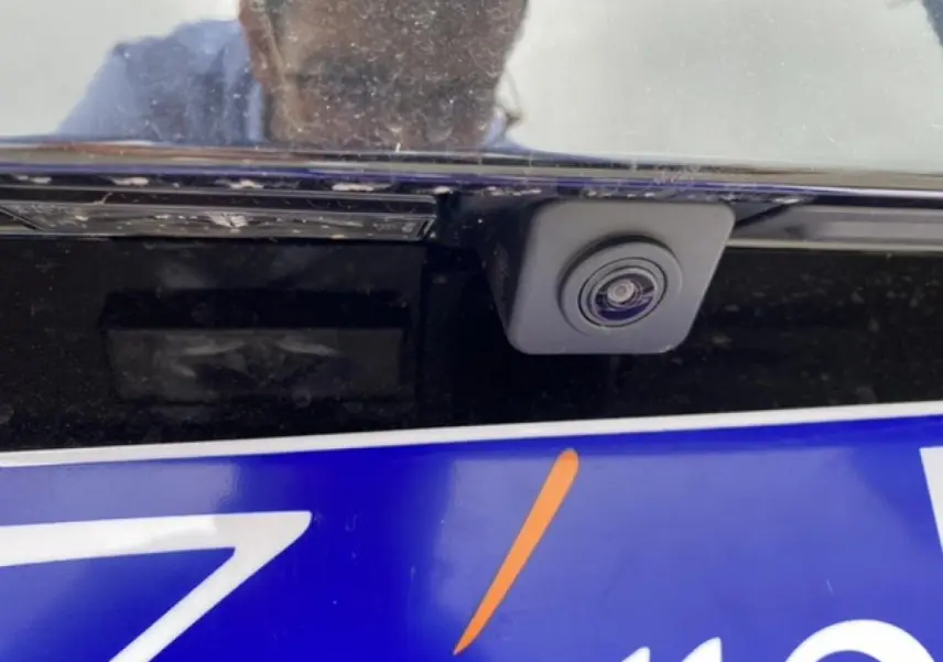 Gros plan sur la caméra de recul noire intégrée au hayon arrière du Peugeot 3008 Allure 2021 Noir Perla Nera.