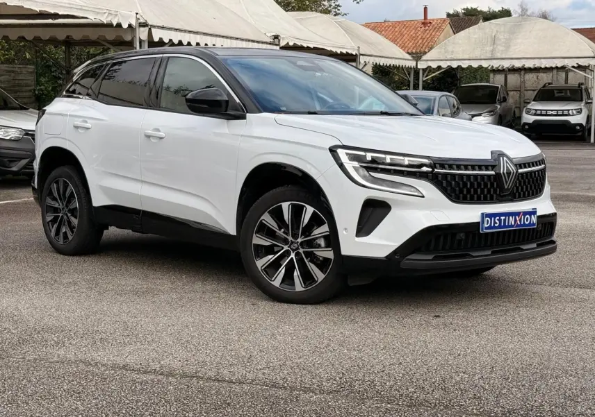 Renault Austral E-Tech 200 blanc nacré avec toit noir, vue 3/4 avant mettant en valeur ses jantes et calandre moderne.