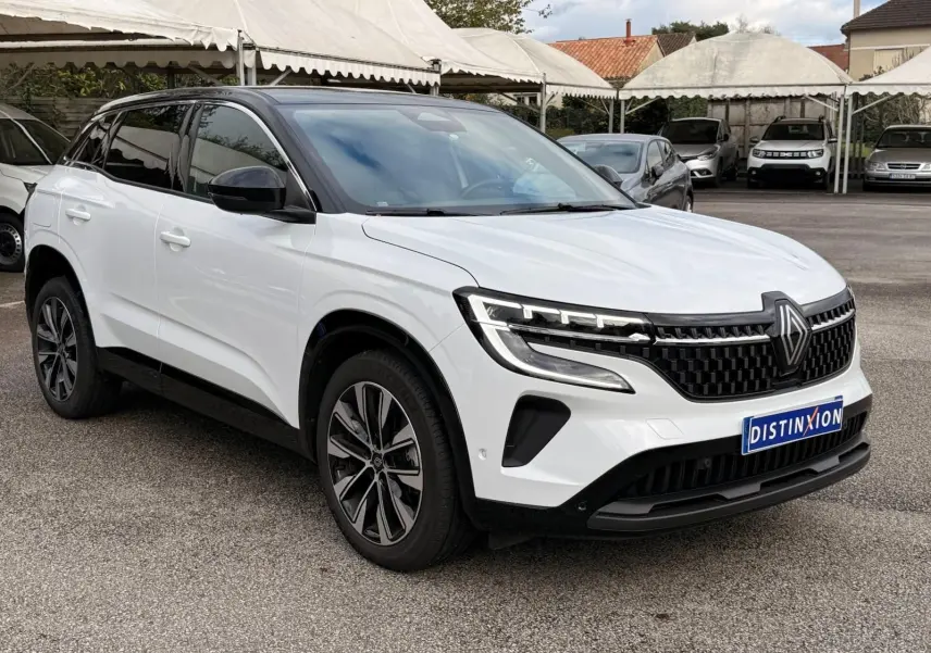 Renault Austral E-Tech 200 blanc nacré avec toit noir, vue 3/4 avant mettant en valeur la calandre et les jantes biton.