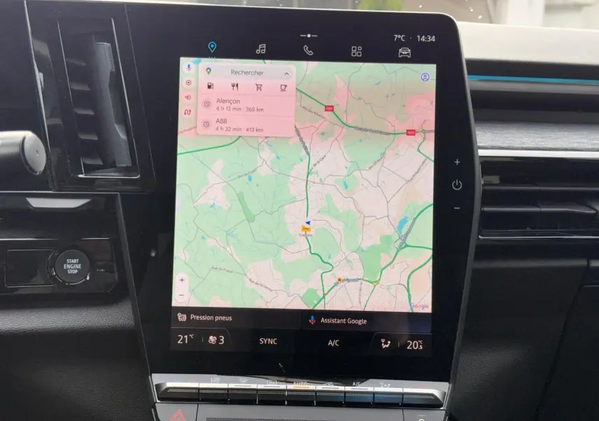 Écran tactile central du tableau de bord du Renault Austral E-Tech 200 blanc nacré, affichant la navigation GPS.