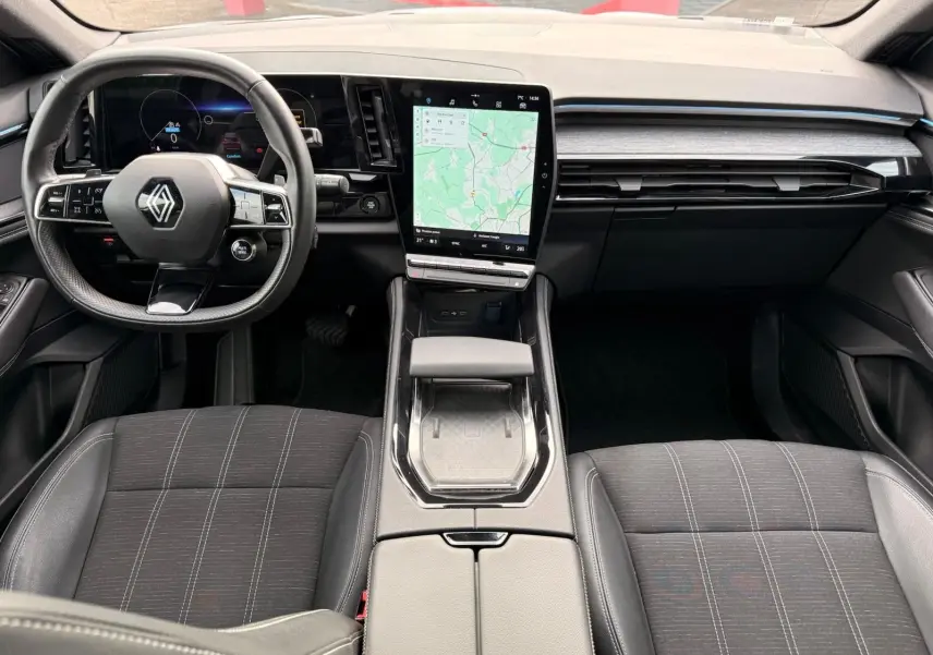 Intérieur du Renault Austral E-Tech 200, vue du poste de conduite avec écran tactile central et volant multifonction.