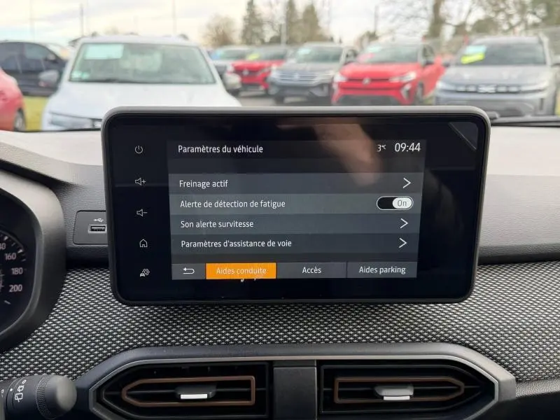 Affichage central du tableau de bord du Dacia Sandero 2025, montrant les paramètres d'aide à la conduite.