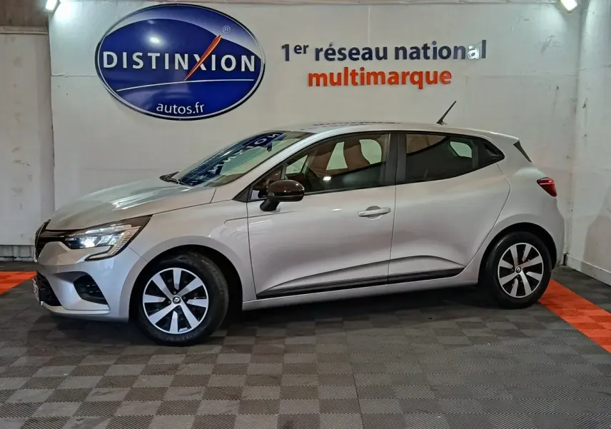 Renault Clio Equilibre TCe 90 gris clair vue de profil côté gauche, avec jantes alliage et feux LED allumés.
