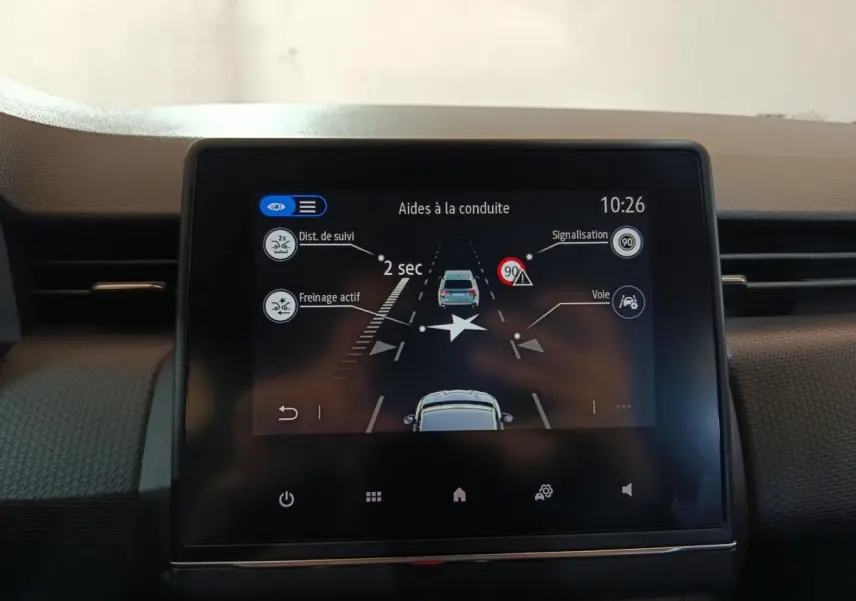 Écran tactile central de la Renault Clio 2023 affichant les aides à la conduite avec alertes de distance et voie.