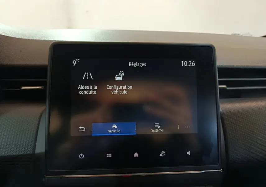 Écran tactile central de la Renault Clio gris clair 2023 affichant le menu réglages aides à la conduite.