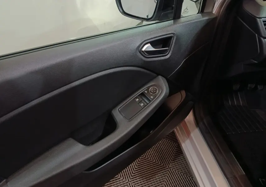 Vue intérieure côté conducteur de la porte noire avec commandes électriques sur Renault Clio gris clair 2023.