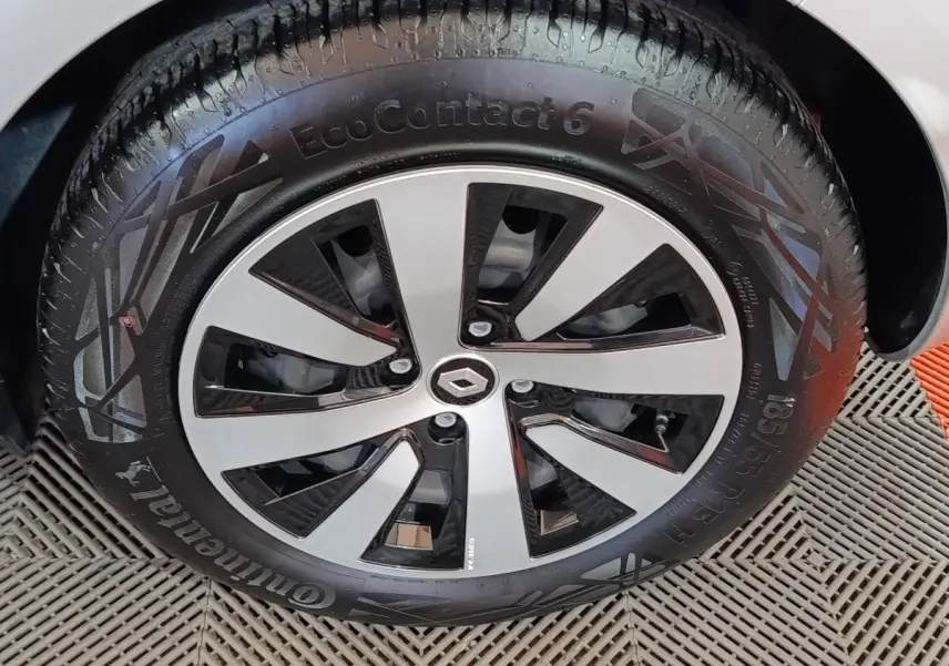 Gros plan sur la roue avant droite de la Renault Clio gris clair 2023 avec jante alliage au design moderne.