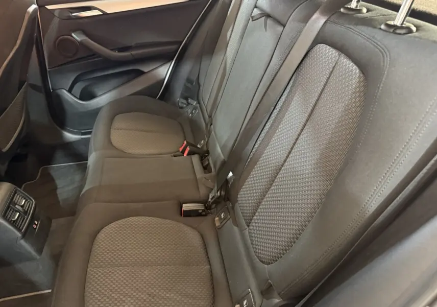 Vue intérieure côté droit des sièges arrière noirs en tissu du BMW X2 sDrive18i Lounge 2023.