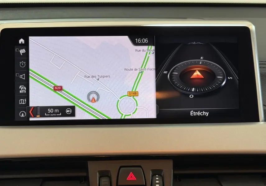 Écran central de navigation 3D couleur dans BMW X2 sDrive18i Lounge 2023, vue rapprochée du tableau de bord.