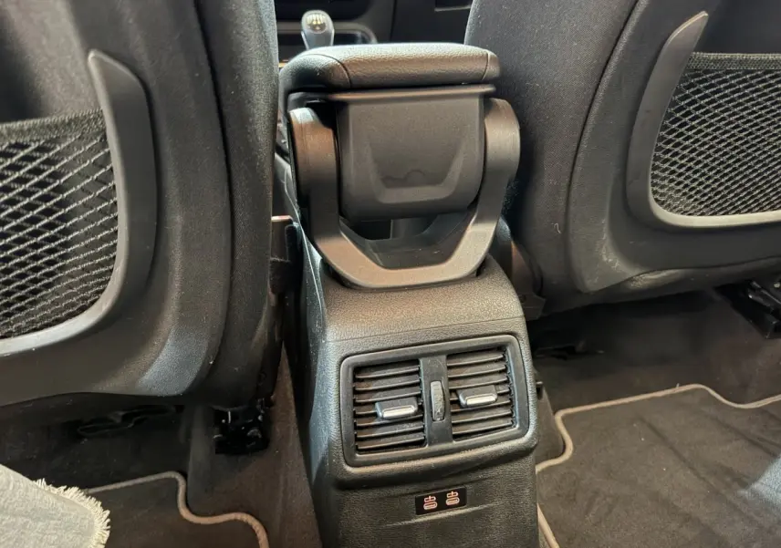 Vue rapprochée de la console centrale arrière noire du BMW X2 sDrive18i Lounge 2023 avec aérateurs et ports USB.