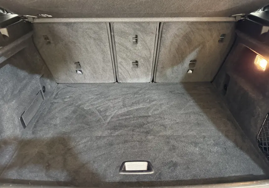 Vue intérieure du coffre spacieux et tapissé de noir du BMW X2 sDrive18i Lounge 2023.