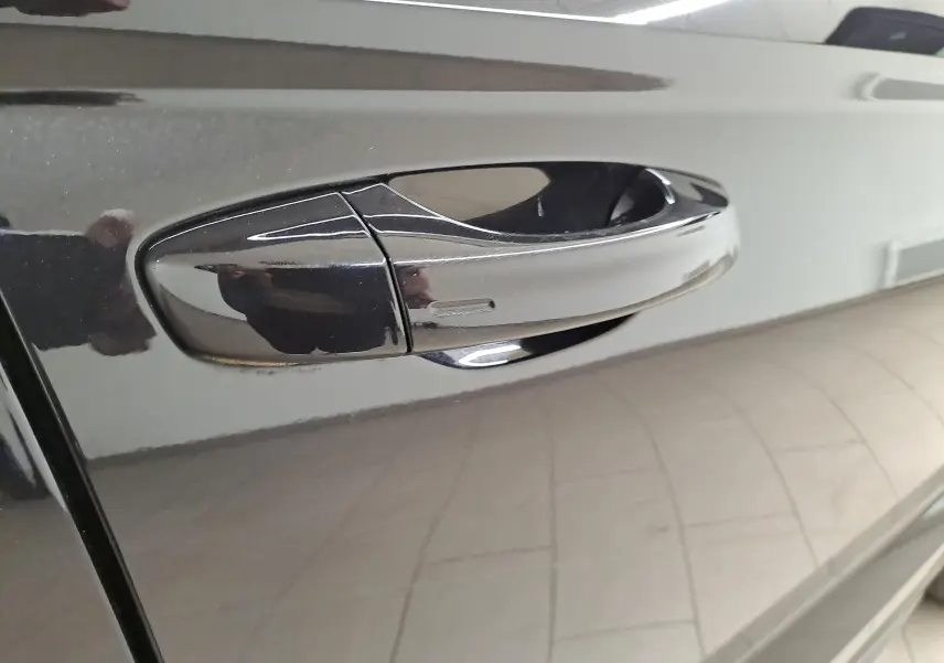 Poignée de porte noire brillante du côté gauche d'une CUPRA Ateca 2024 en finition Noir Magique.