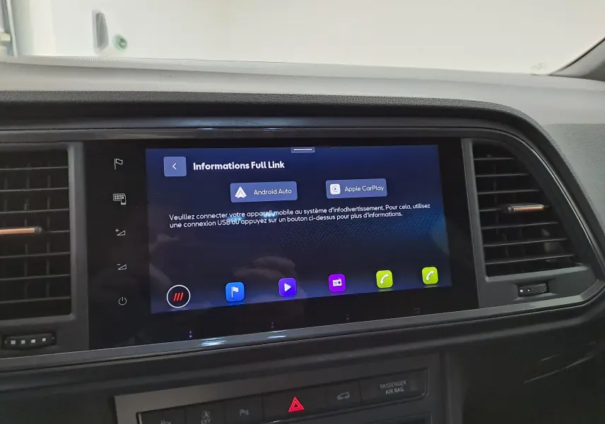 Écran tactile central du tableau de bord du CUPRA Ateca 2024 noir magique, affichant les options Android Auto et Apple CarPlay.