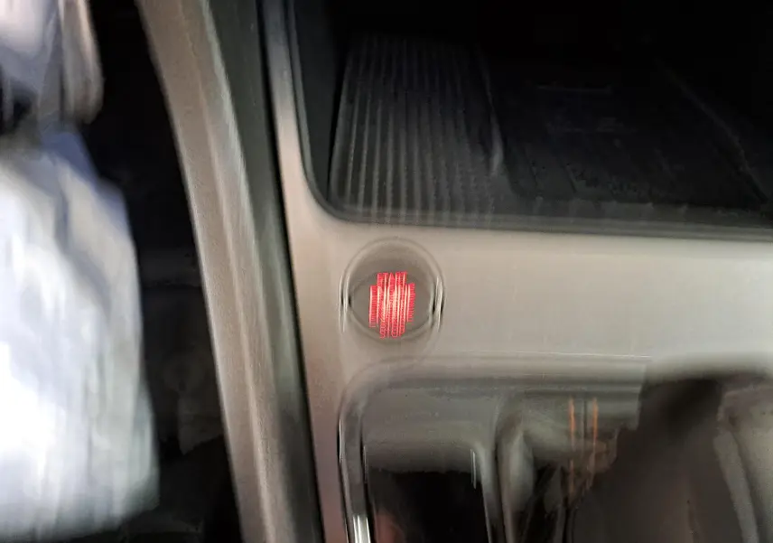 Gros plan sur le bouton start/stop rouge du tableau de bord intérieur du CUPRA Ateca Noir Magique 2024.