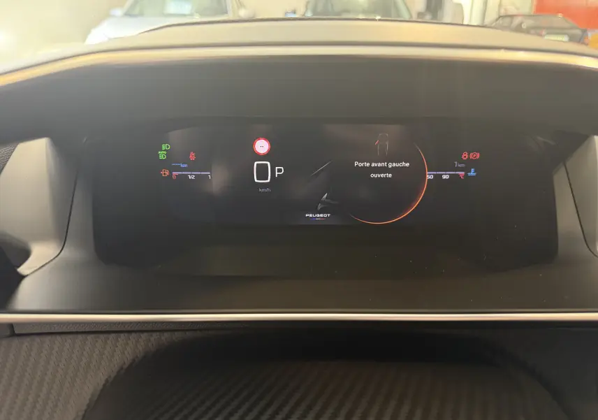 Tableau de bord numérique de la Peugeot 2008 2025 affichant l'alerte porte avant gauche ouverte.