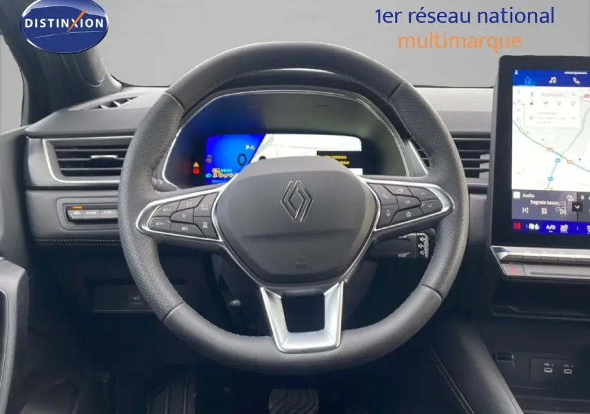 Volant en cuir noir avec commandes intégrées et tableau de bord numérique du Renault Symbioz hybride 2025.