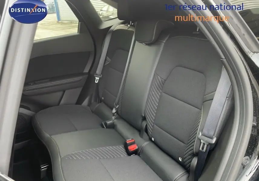 Vue intérieure côté droit sur les sièges arrière noirs en tissu et cuir du Renault Symbioz 2025 finition Iconic.