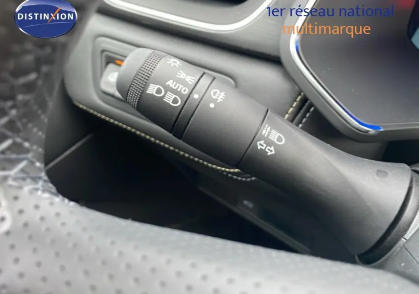 Gros plan sur la commande des feux et clignotants à gauche du volant du Renault Symbioz noir étoile métal 2025.