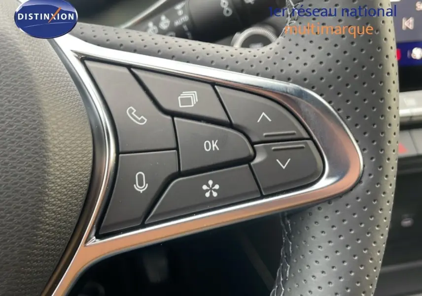 Gros plan sur les commandes multifonctions du volant en cuir perforé noir du Renault Symbioz 2025.