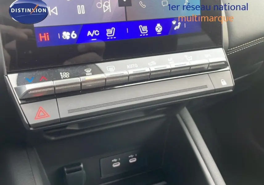 Détail de la console centrale avec commandes climatisation et ports USB de la Renault Symbioz noire étoile métal.