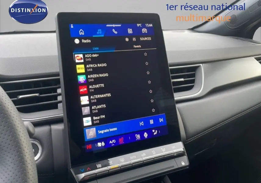 Écran tactile central du tableau de bord de la Renault Symbioz 2025, finition noire avec commandes climatisation intégrées.
