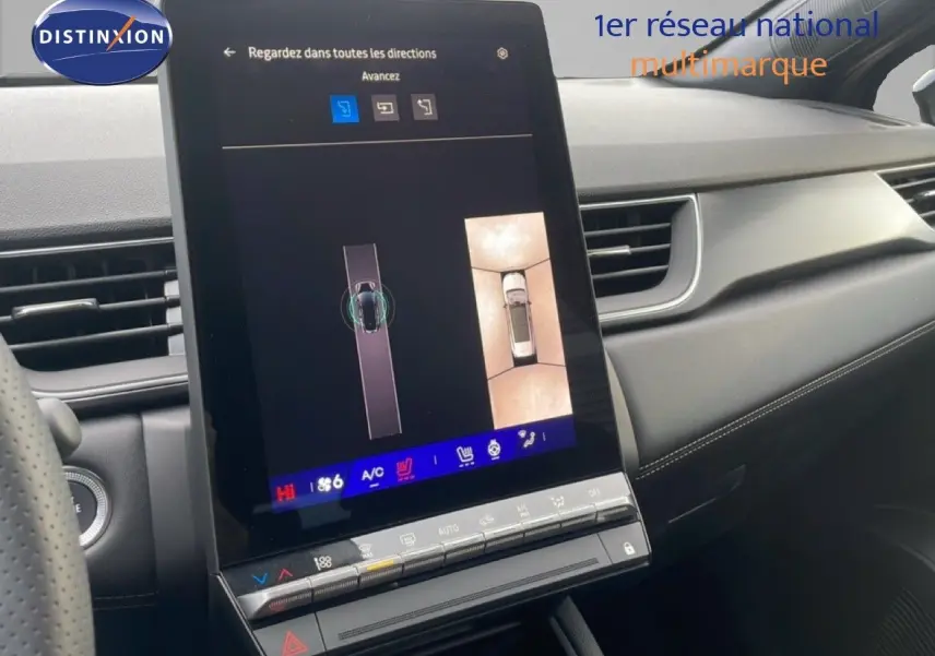 Écran tactile central affichant la caméra 360° dans l'habitacle noir du Renault Symbioz 2025 vue côté passager.