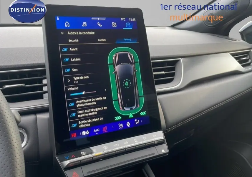 Vue intérieure du tableau de bord de la Renault Symbioz noire, avec écran tactile central affichant aides à la conduite.