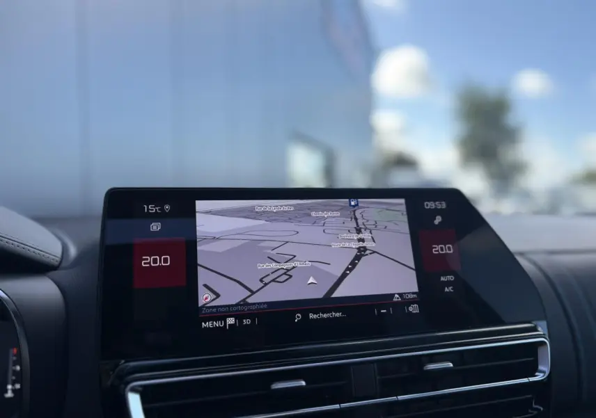 Écran tactile GPS 10'' du tableau de bord du Citroën C5 Aircross gris, affichant une carte de navigation.