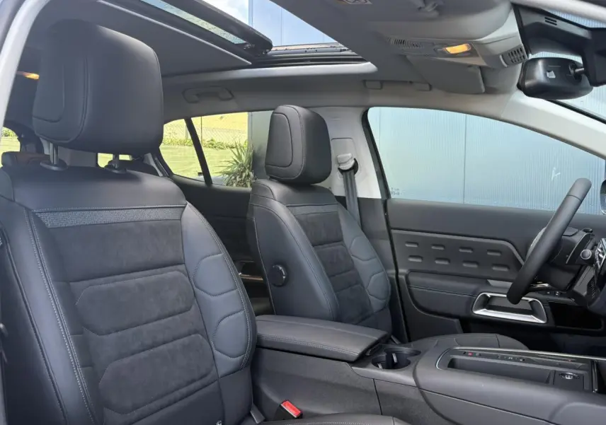 Vue intérieure avant du Citroën C5 Aircross 2026 avec sièges Urban Black en Alcantara noir et toit ouvrant panoramique.