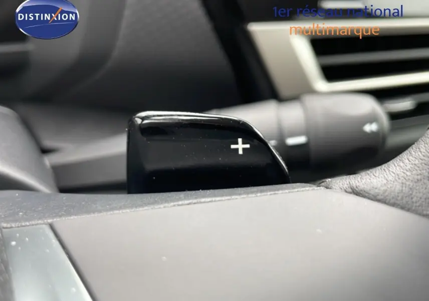 Gros plan sur la palette de changement de vitesse droite dans l’habitacle d’une Citroën C4 blanche métal 2026.