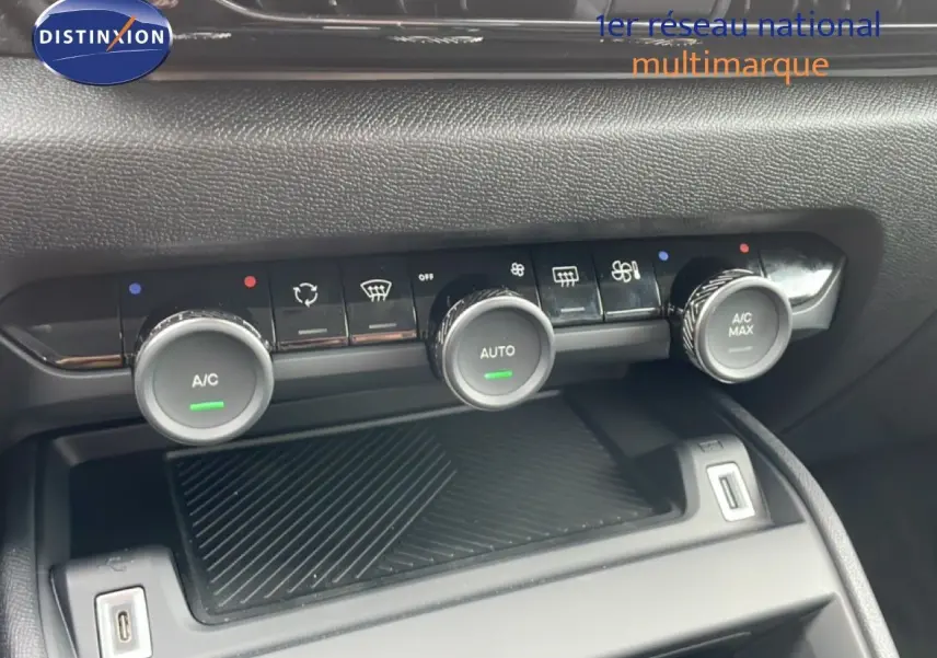 Détail de la console centrale de la Citroën C4 blanche métal 2026, montrant les commandes de climatisation automatique.