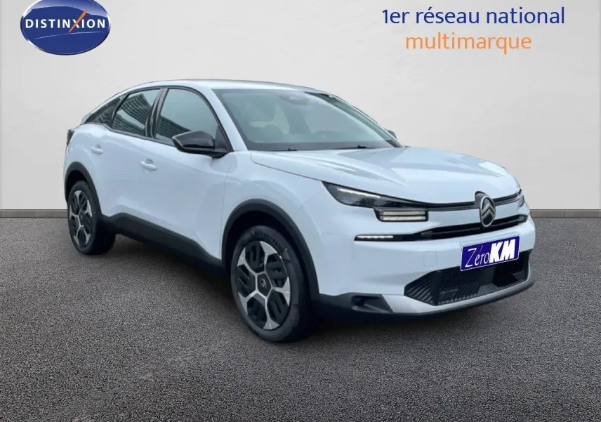 Vue 3/4 avant d'une Citroën C4 blanche métal 2026 avec jantes originales et calandre distinctive.