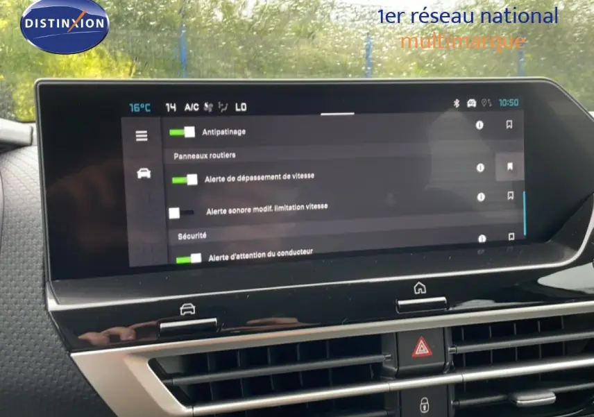 Vue rapprochée de l’écran tactile central du tableau de bord de la Citroën C4 blanche métal 2026 affichant les réglages d’aides à la conduite.
