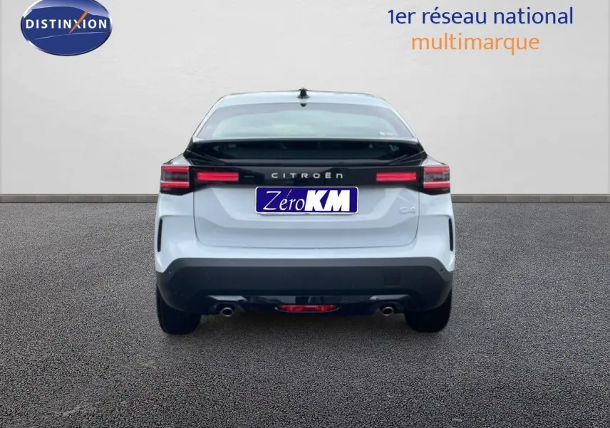 Vue arrière d'une Citroën C4 blanche métal 2026 avec feux LED horizontaux et double sortie d'échappement.