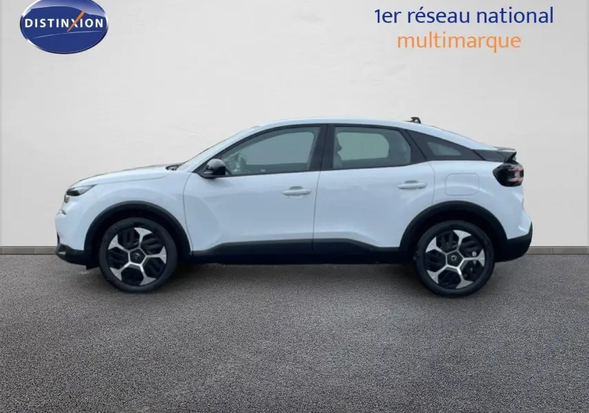 Profil côté gauche d'une Citroën C4 blanche métallisée 2026 avec jantes au design moderne et toit noir contrasté.