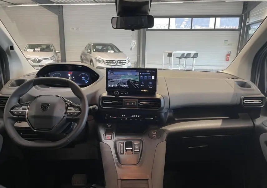 Vue intérieure avant du Peugeot Rifter gris Artense 2026, avec tableau de bord numérique et écran tactile central.