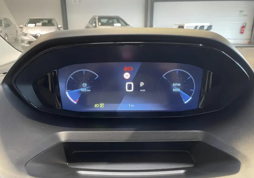 Affichage numérique du combiné de bord du Peugeot Rifter 2026, indiquant vitesse, RPM et autonomie, vue de face.