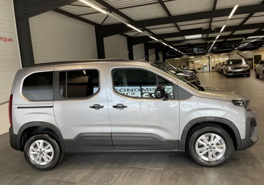 Peugeot Rifter gris Artense vu de profil côté gauche, avec portes coulissantes et jantes tôles 16 pouces.