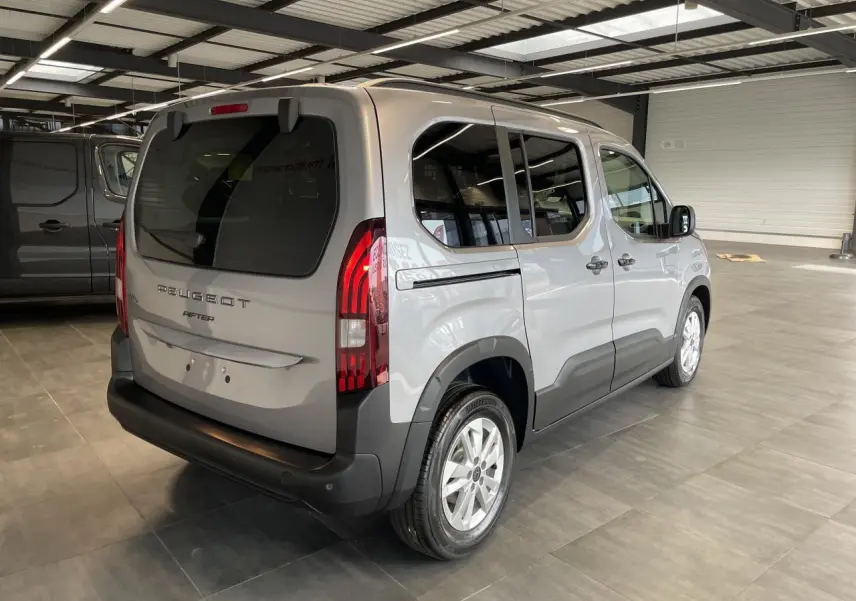 Peugeot Rifter gris Artense vu en 3/4 arrière droit, avec feux arrière LED et portes latérales coulissantes.
