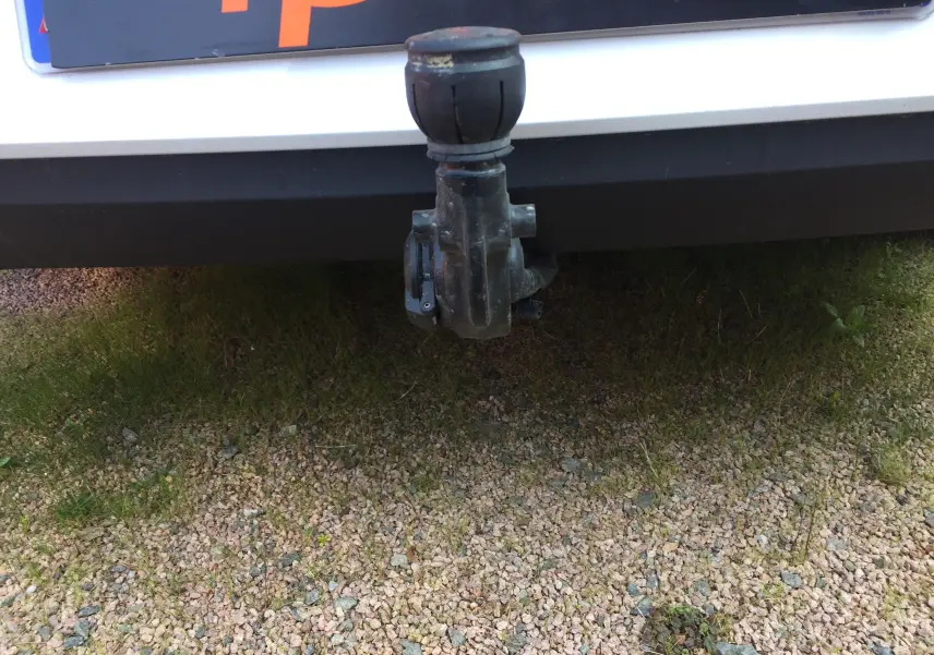 Gros plan sur l'attelage de remorque fixé à l'arrière d'une Opel Insignia Grand Sport blanc nacré de 2017.