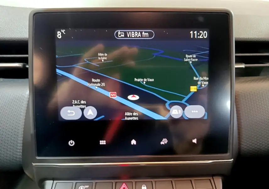 Écran tactile central de navigation 7 pouces de la Renault Clio Business blanche, vue rapprochée du tableau de bord.