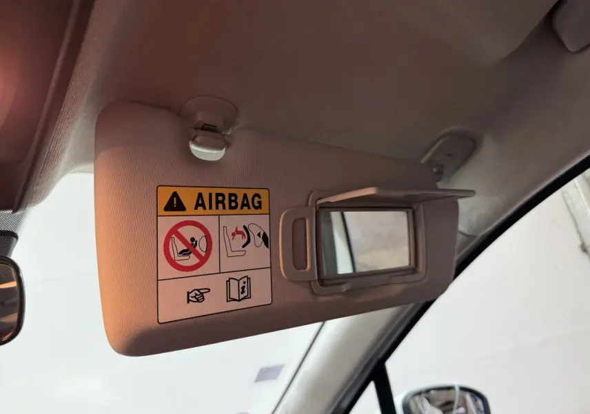 Vue intérieure du pare-soleil côté conducteur de la Renault Clio Business blanc avec miroir de courtoisie ouvert.