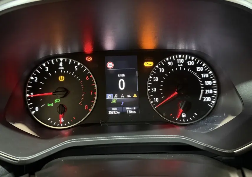 Vue rapprochée du tableau de bord numérique de la Renault Clio Business blanche, affichant la vitesse à 0 km/h.